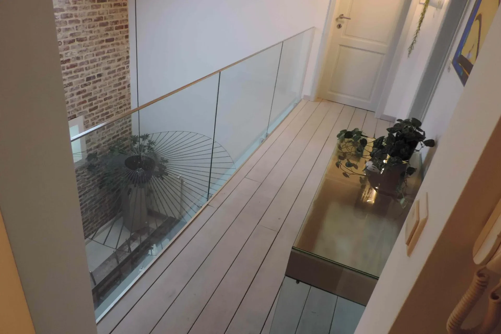 Glasbalustrade in veiligheidsglas met zijbevestiging.