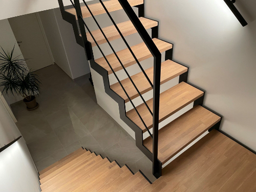 Moderne metalen trap met houten treden