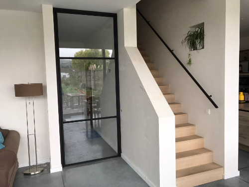 Stalen deur met glas en magneetsluiting