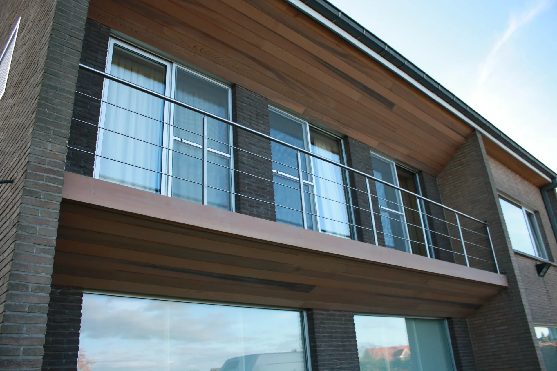 Inox balkonbalustrade met ronde buisprofielen en 3 massieve knieregels