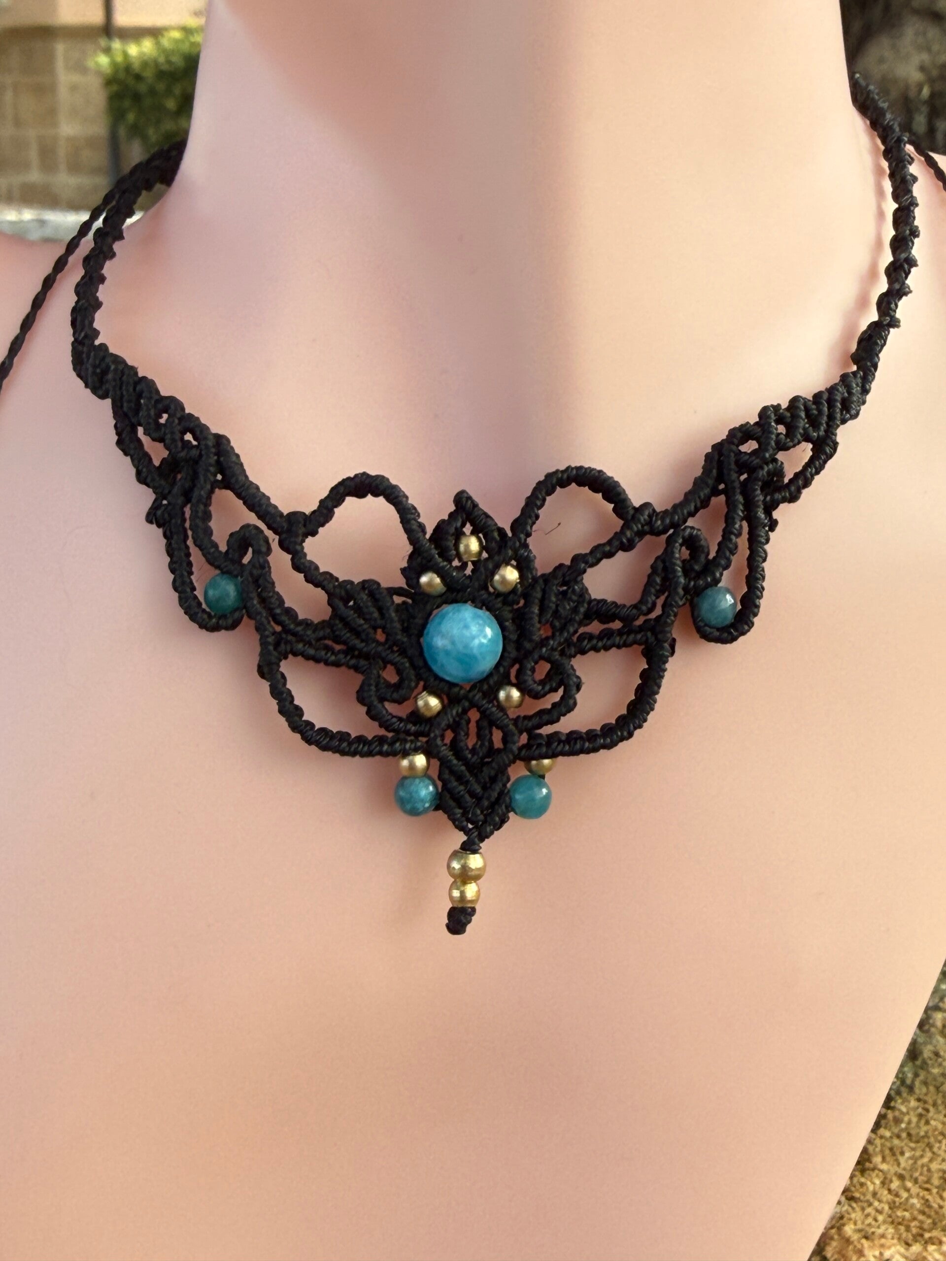 Odyssée Bleue — Collier micro-macramé en Apatite