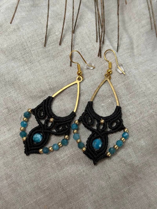 “Boucles Escale Bleue” — macramé noir, apatite & laiton doré