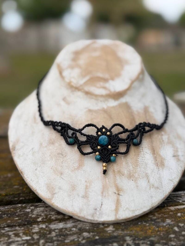 Odyssée Bleue — Collier micro-macramé en Apatite
