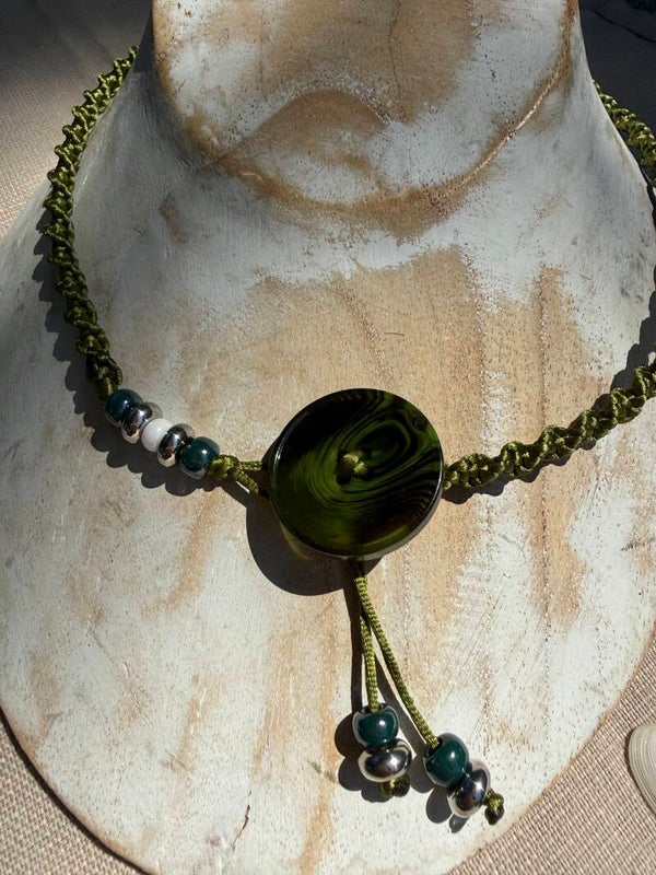Collier « Kelp » - Style bohème, tissé main, vert olive avec bouton