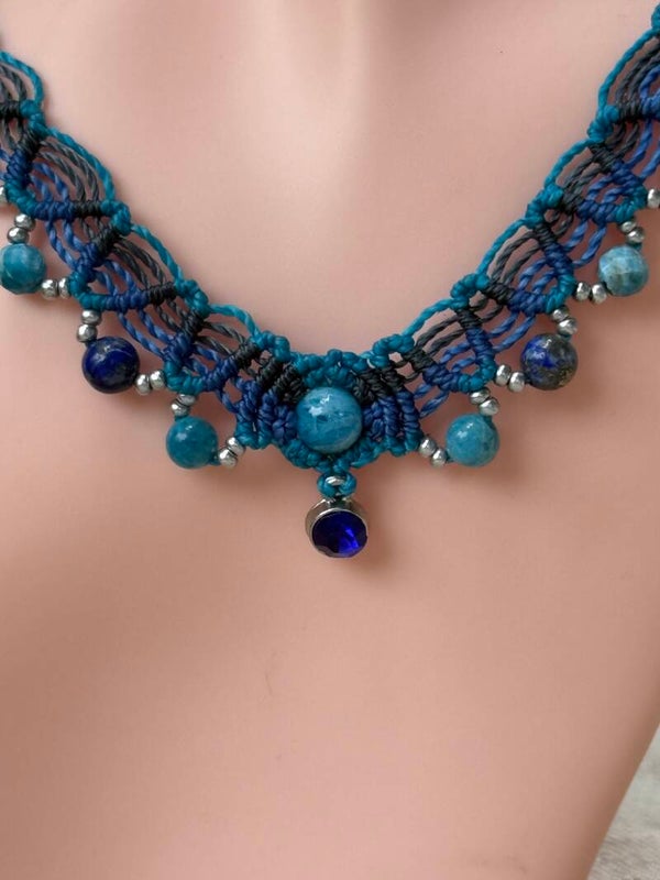 Collier micromacramé « Abysses » - Perles d’Apatite et Lapis Lazuli