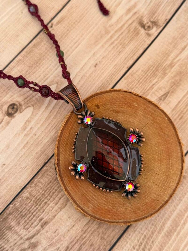 ÉCLAT DE GRENAT — Collier unique en micro-macramé