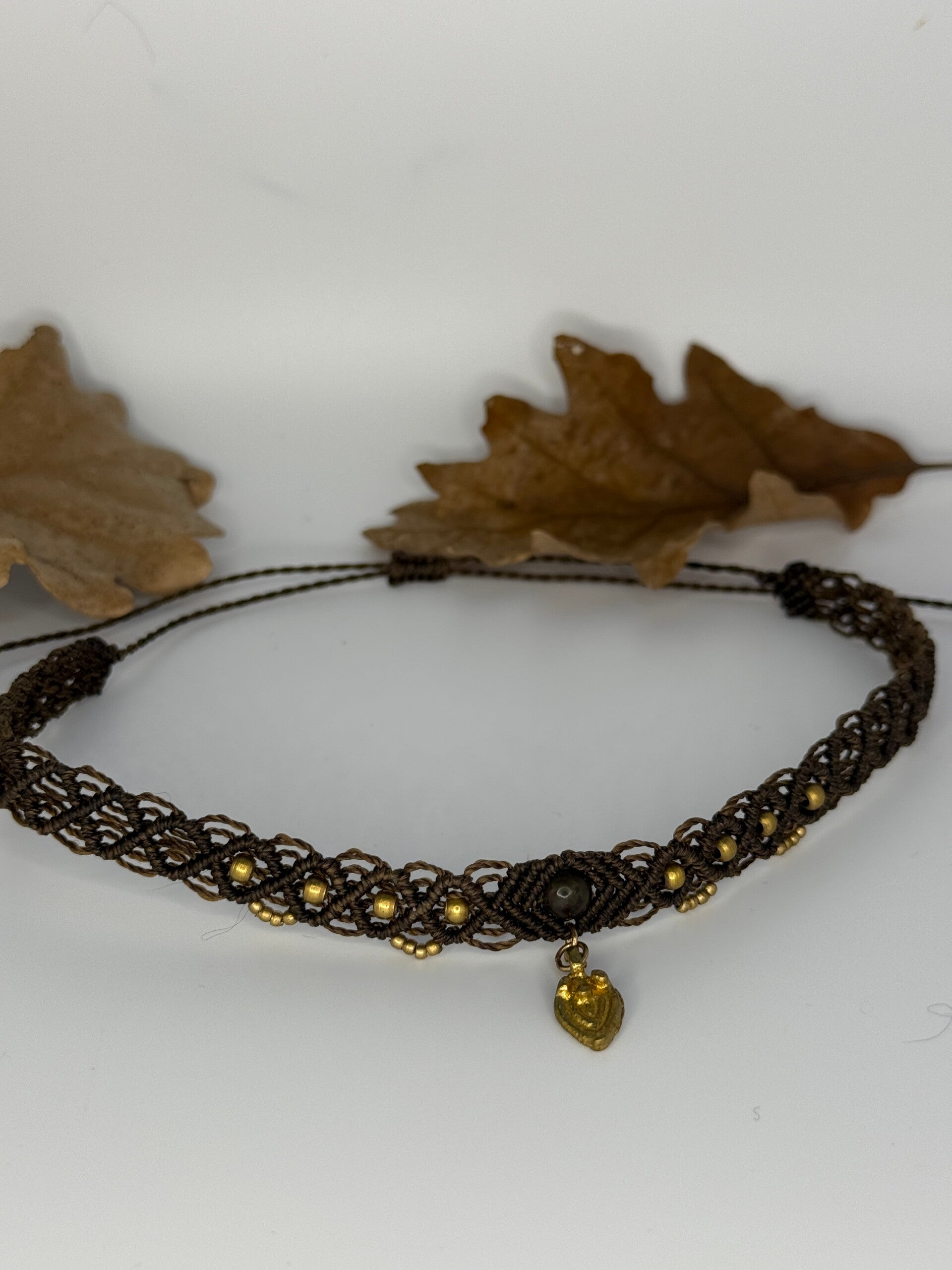 Collier « cœur sacré » en micromacramé et perles de laiton