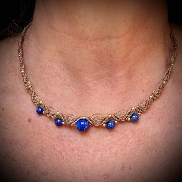 “Collier Alba” — l’aube bleue qui annonce un nouveau chemin