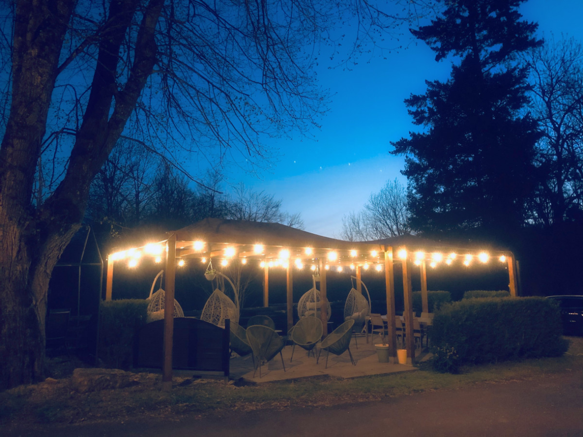 La terrasse surplombant la rivière
