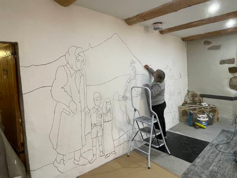 Sonia Boyer artiste peintre réalise la fresque en 2022