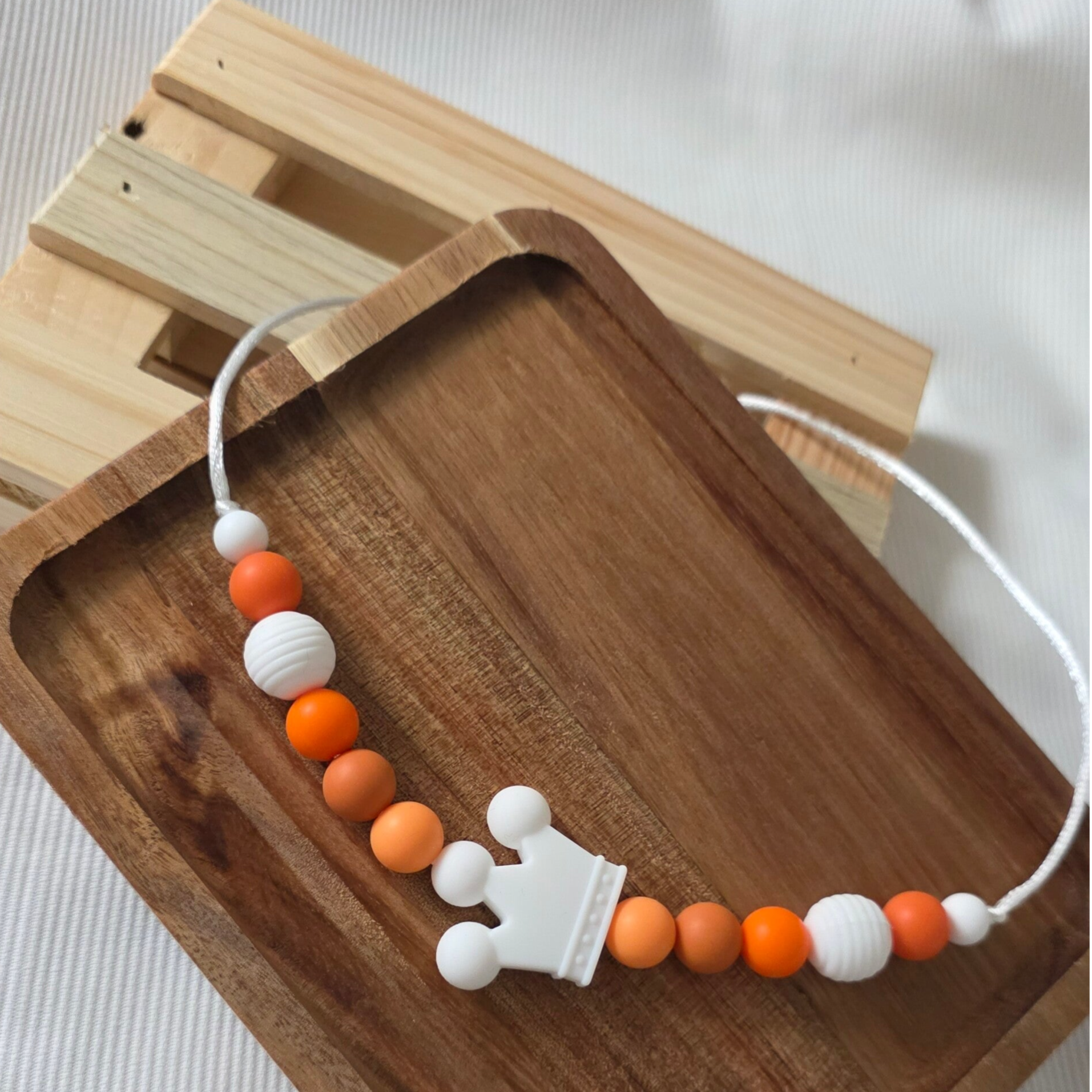 Oranje kralenketting met kroontje
