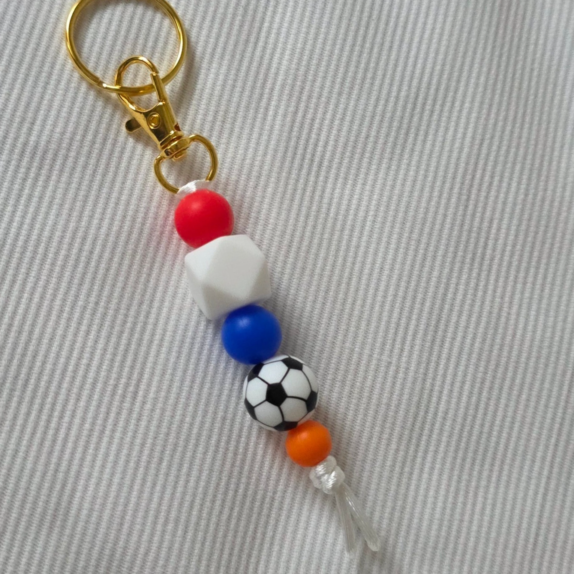 Rood/wit/blauwe sleutelhanger met voetbal