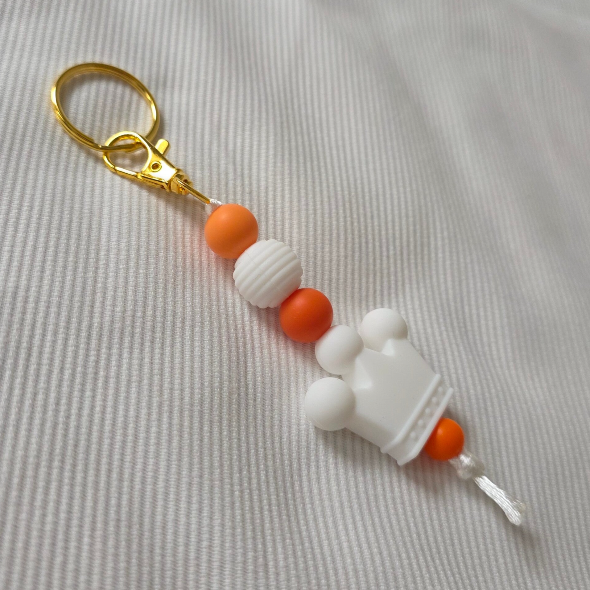 Oranje sleutelhanger met kroontje