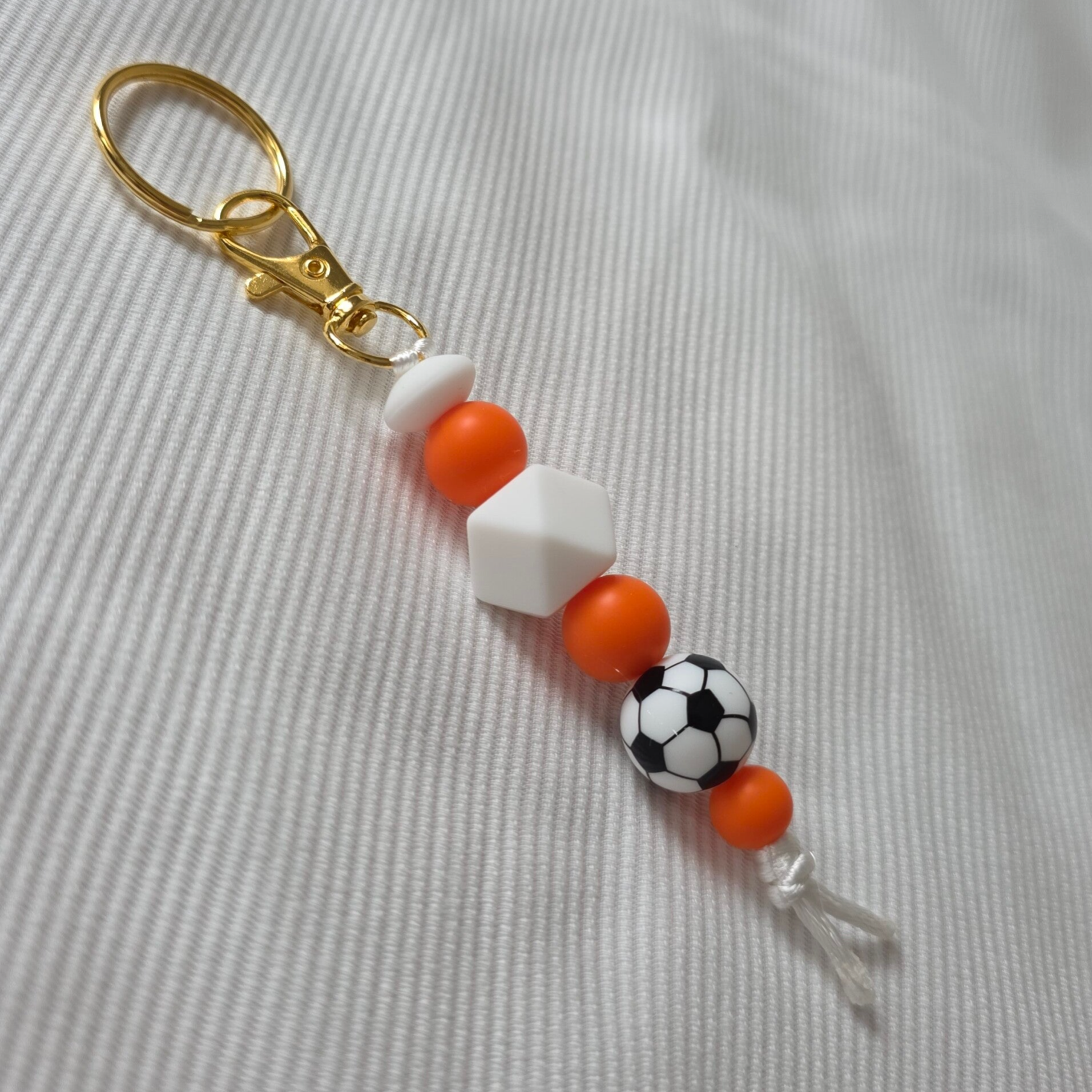 Oranje sleutelhanger met voetbal