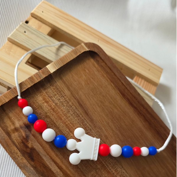 Rood/wit/blauwe kralenketting met kroontje