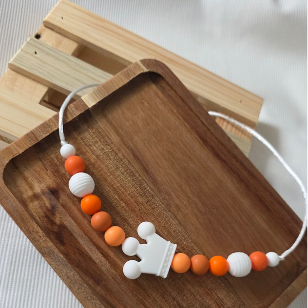 Oranje kralenketting met kroontje