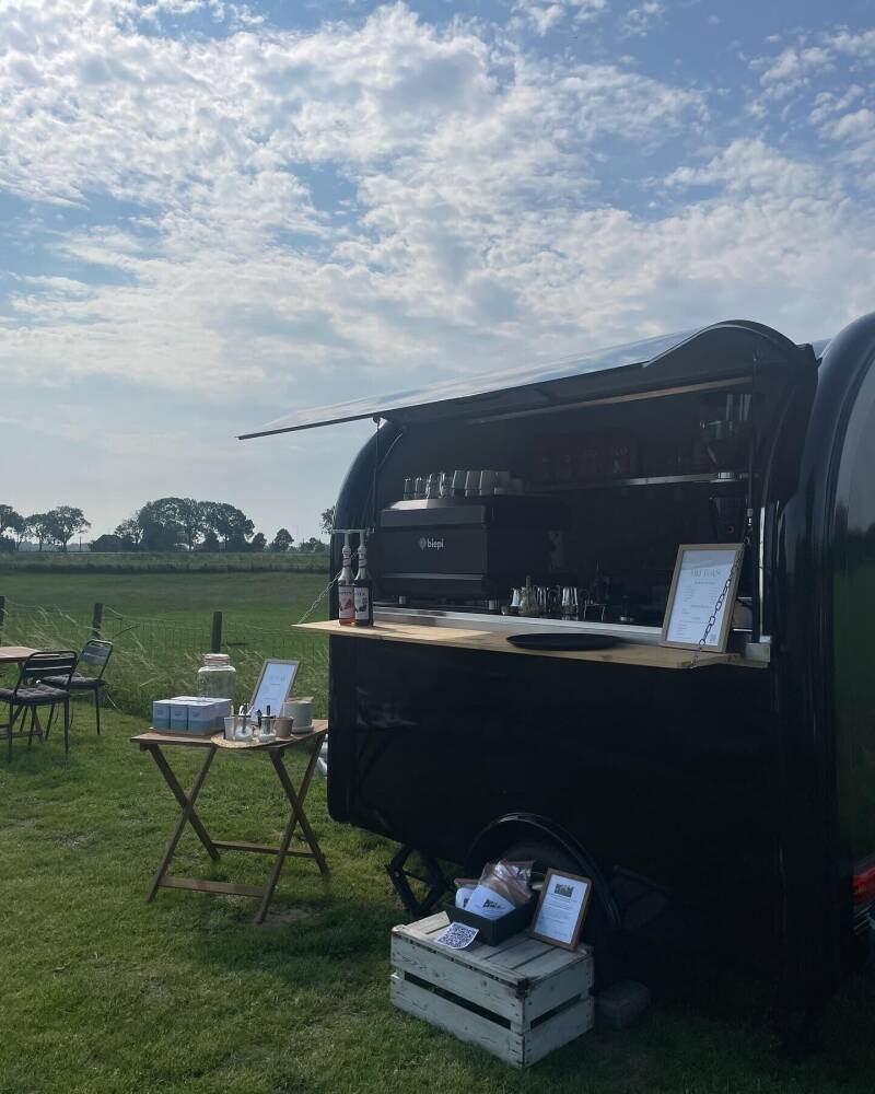 Koffiekar met professionele koffiemachine