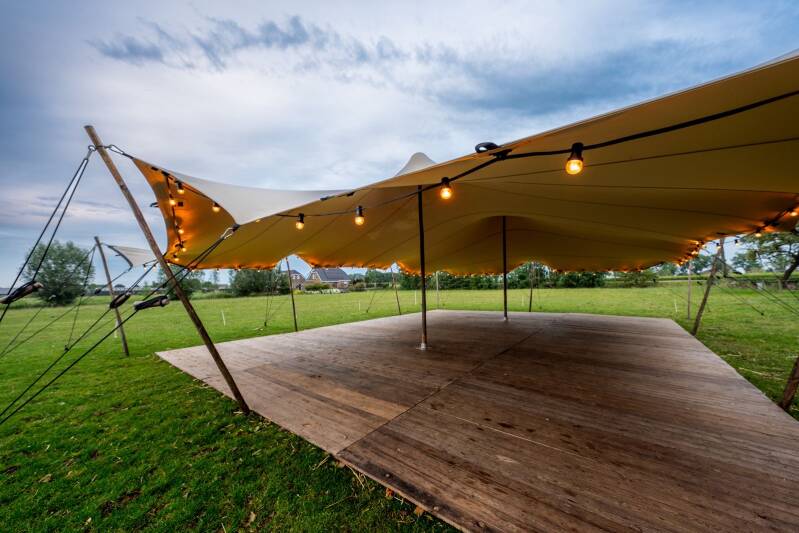 Stretchtent met vloerdelen. Vloerdelen zijn een mooie toevoeging bij evenementen in een tent