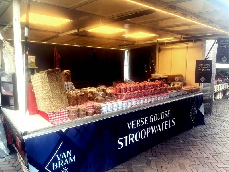 Marktwagen verkoop verse stroopwafels Van Bram
