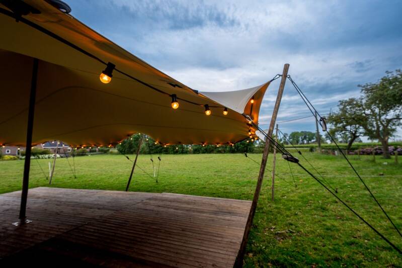 Stretchtent met verlichting. Een lichtkabel rondom de tent zorgt voor extra sfeer zodra de schemer invalt