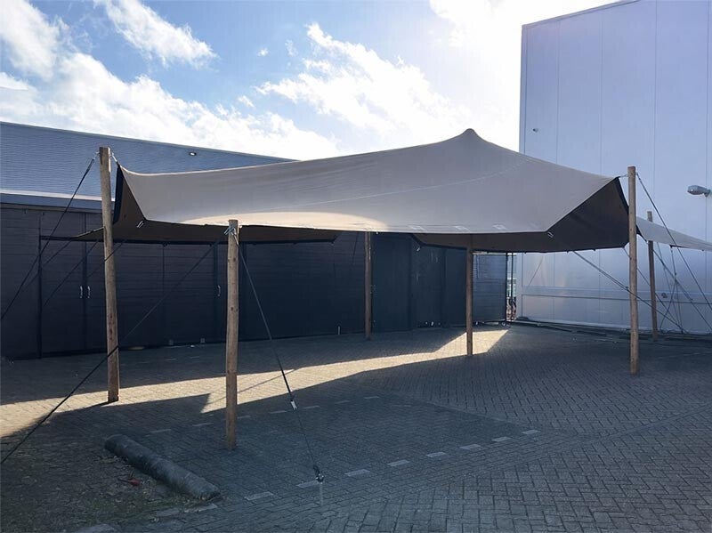 Stretchtent 6x10 welke past op een bescheiden stuk grond en creëert direct een feestelijke sfeer.