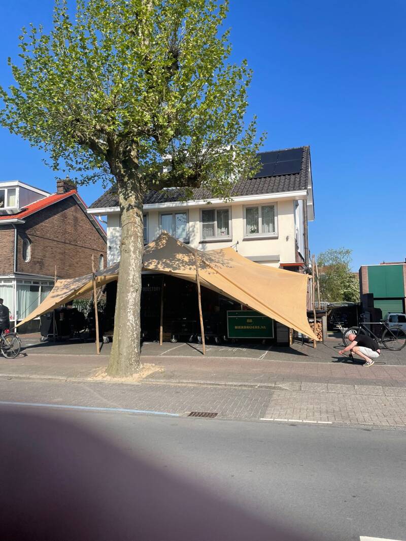 Stretchtent op uitdagende locatie.