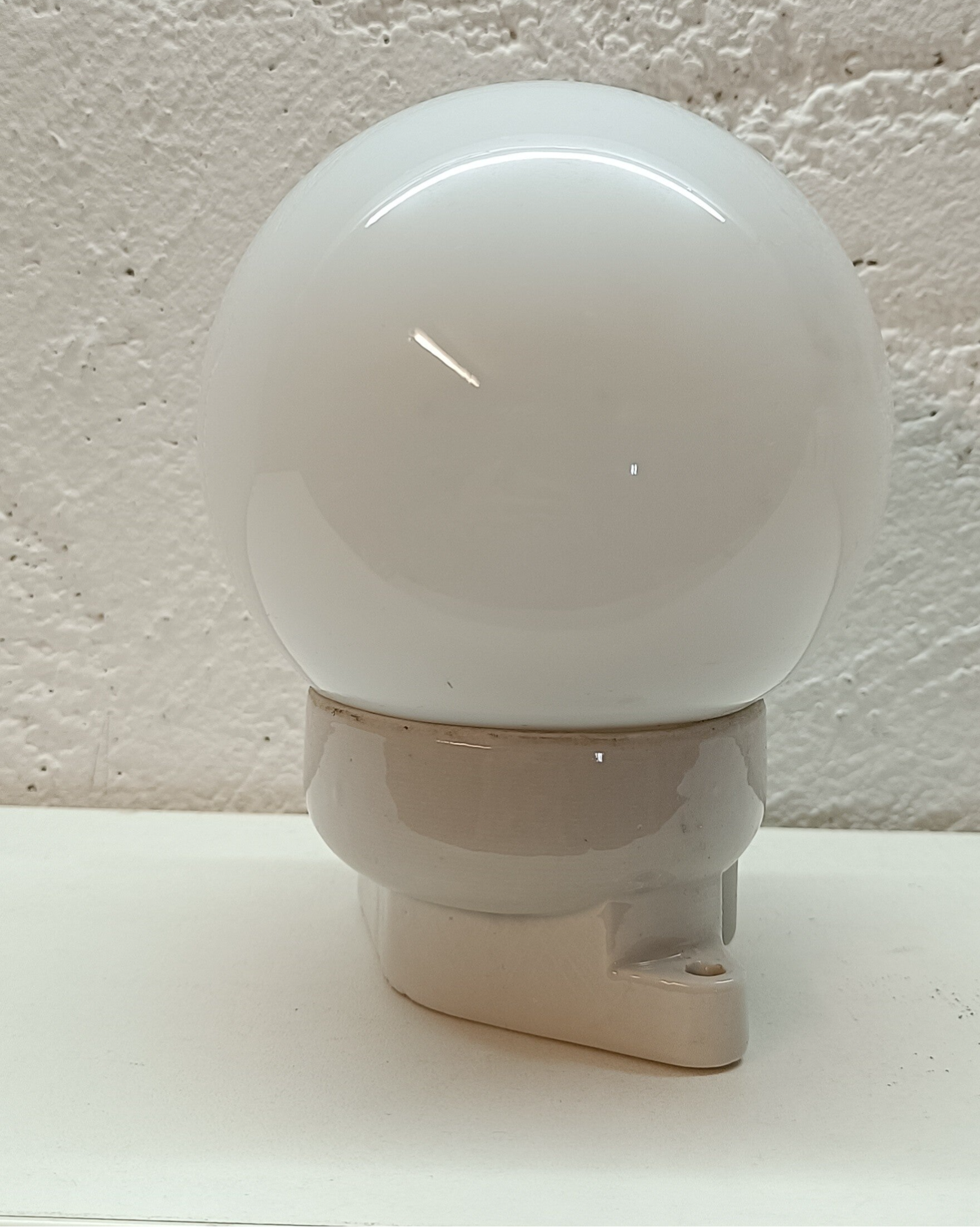 alte Wand Lampe, aus Porzellan mit Milchglaskugel, Kellerlampe