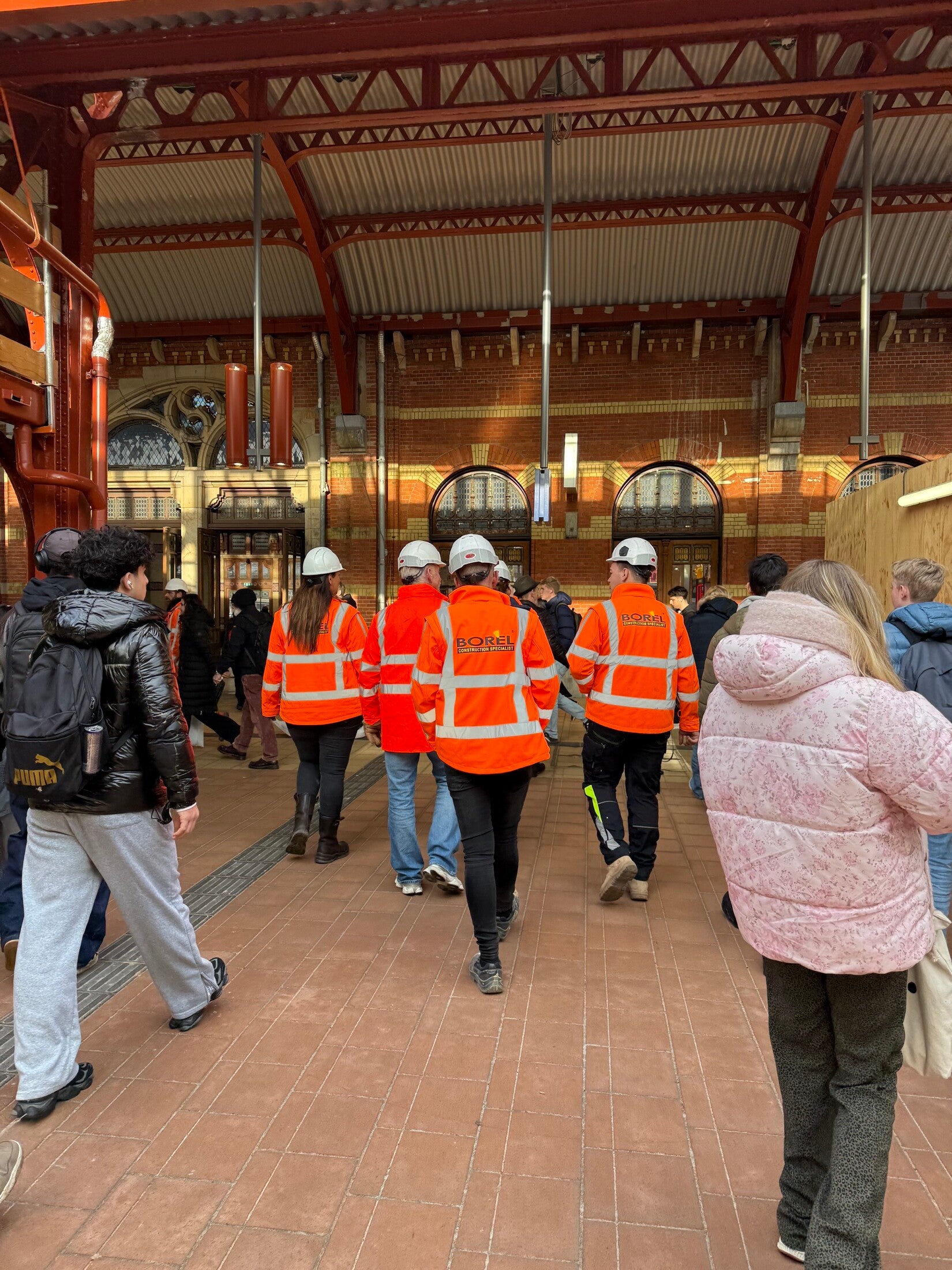 BORÈL-Spezialisten bei Arbeiten an Betonkonstruktionen und Durchführungen im Bahnhofsumfeld von Groningen Centraal