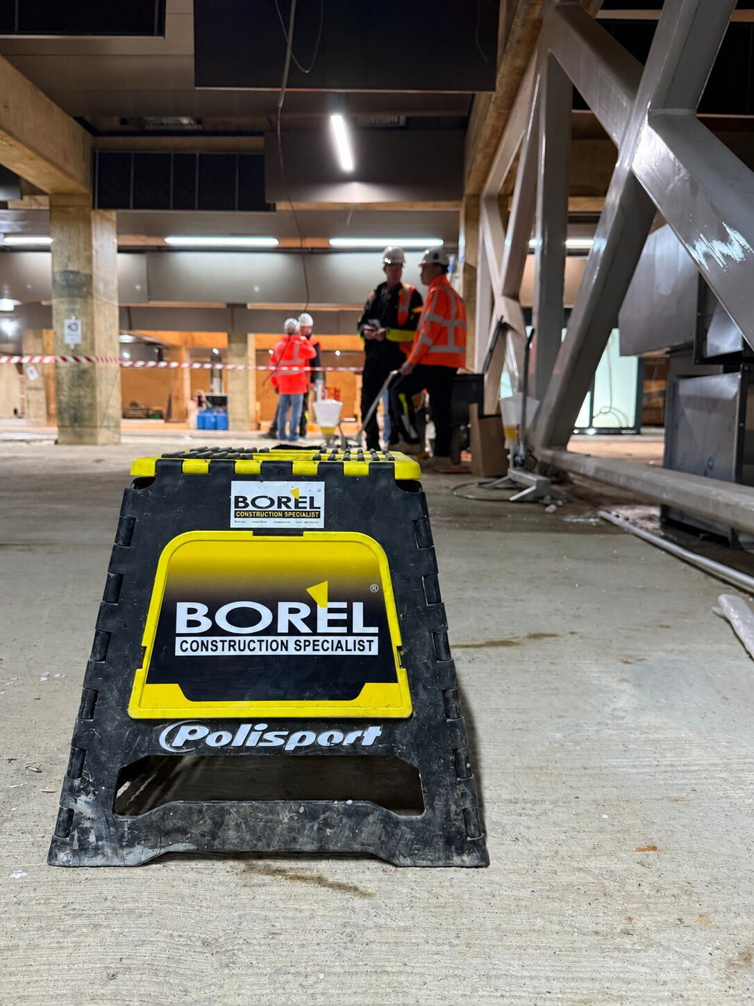 BORÈL-Spezialist bei Arbeiten an einer komplexen Betonkonstruktion