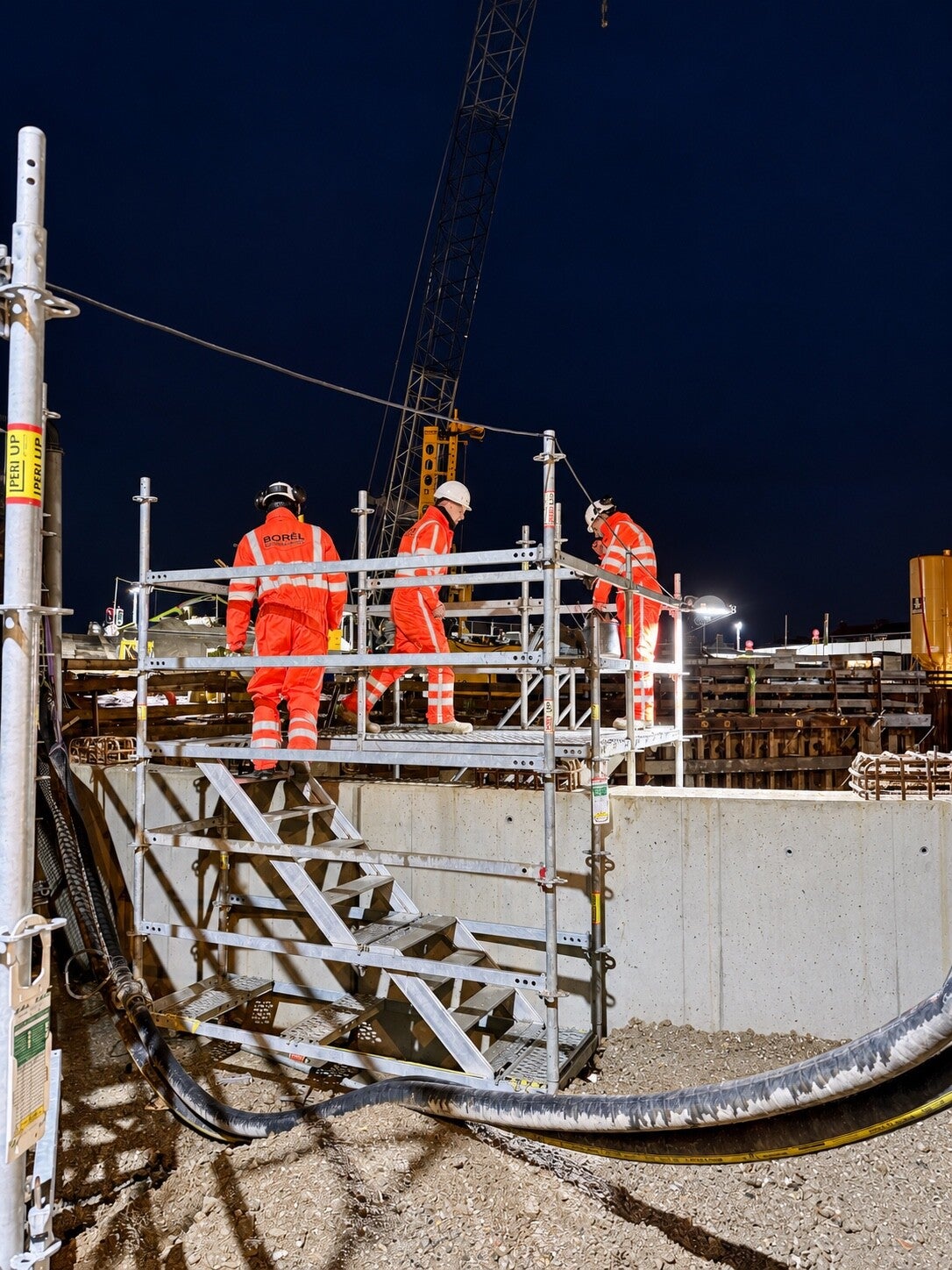 BORÈL-Spezialisten bei sicheren Arbeiten von einem Gerüst in einer Baugrube