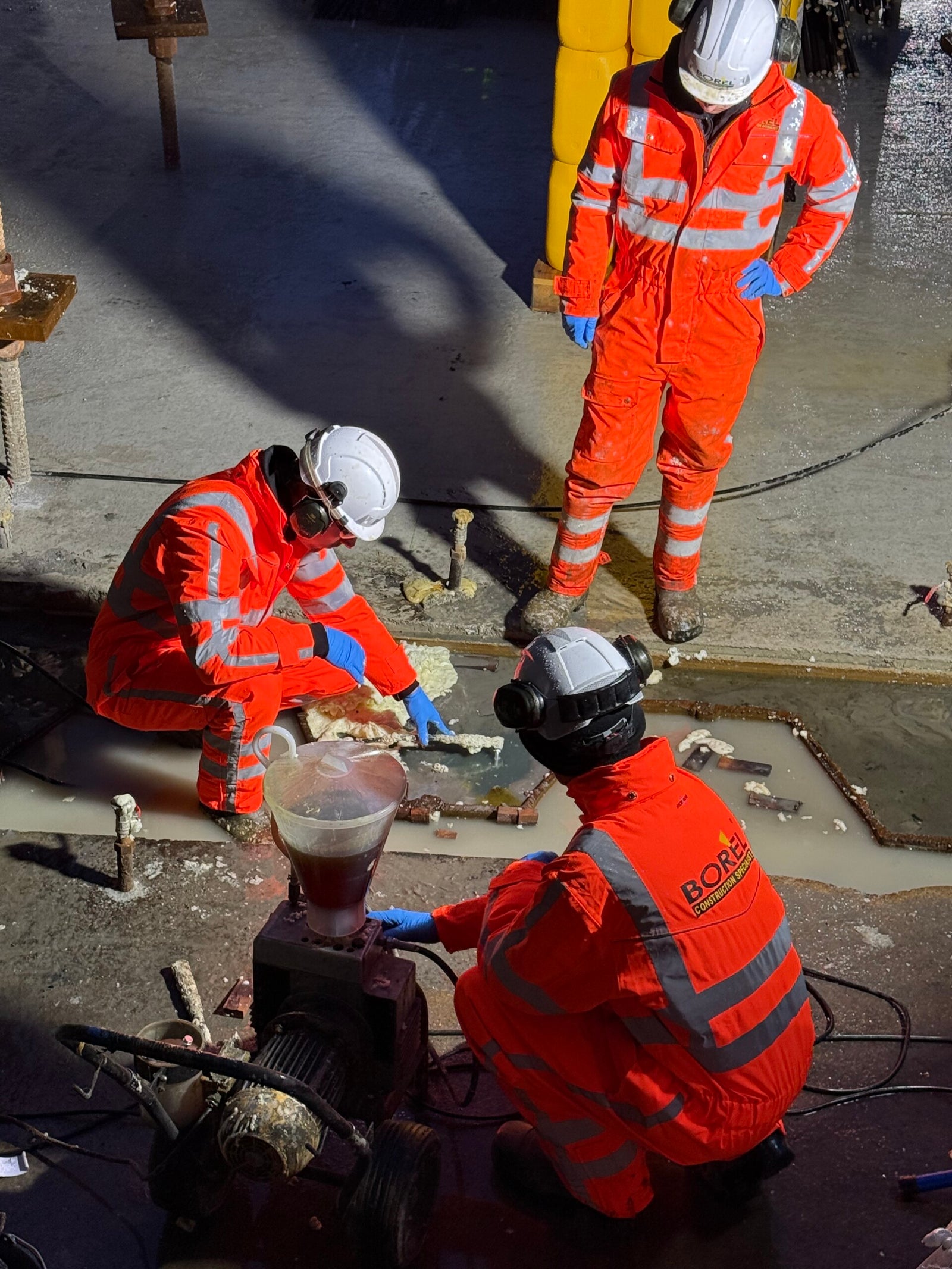 BORÈL-team onderzoekt de oorzaak van waterindringing in een betonnen ondergrondse ruimte