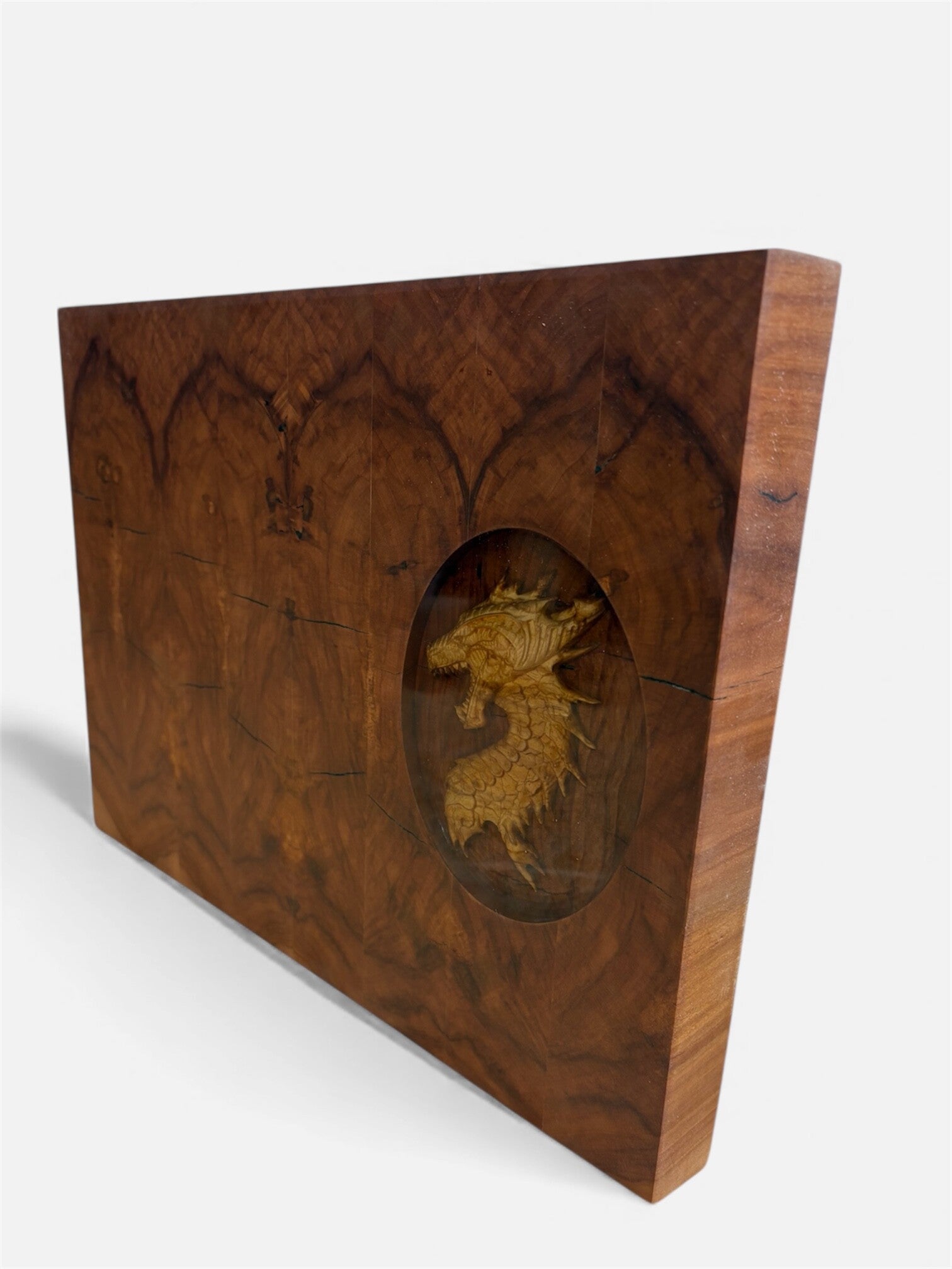 Handgefertigtes Schneidebrett aus Apfelholz mit 3D-Drachen-Inlay