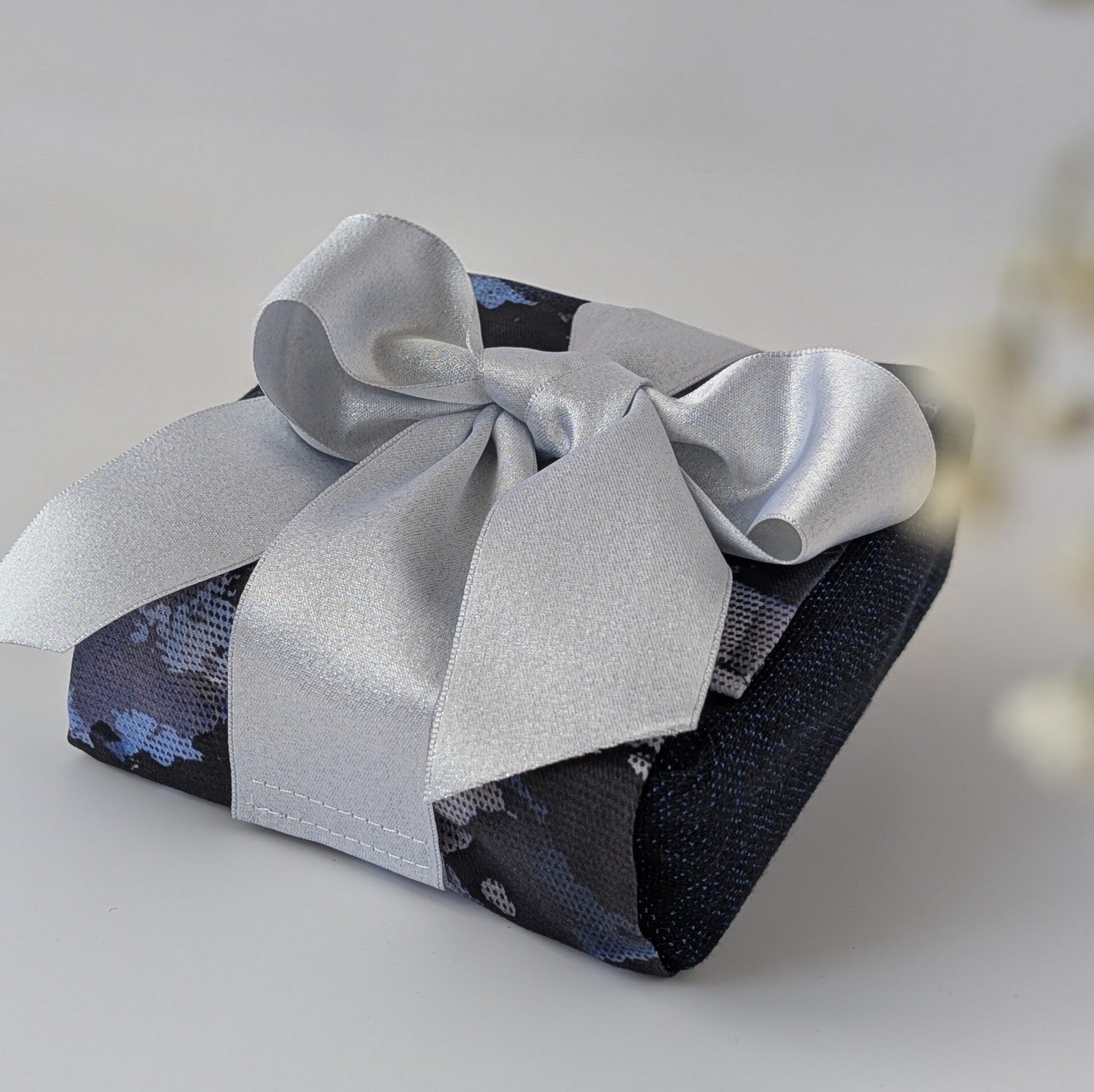 coffret cadeau en tissu avec ruban et carton fourni
