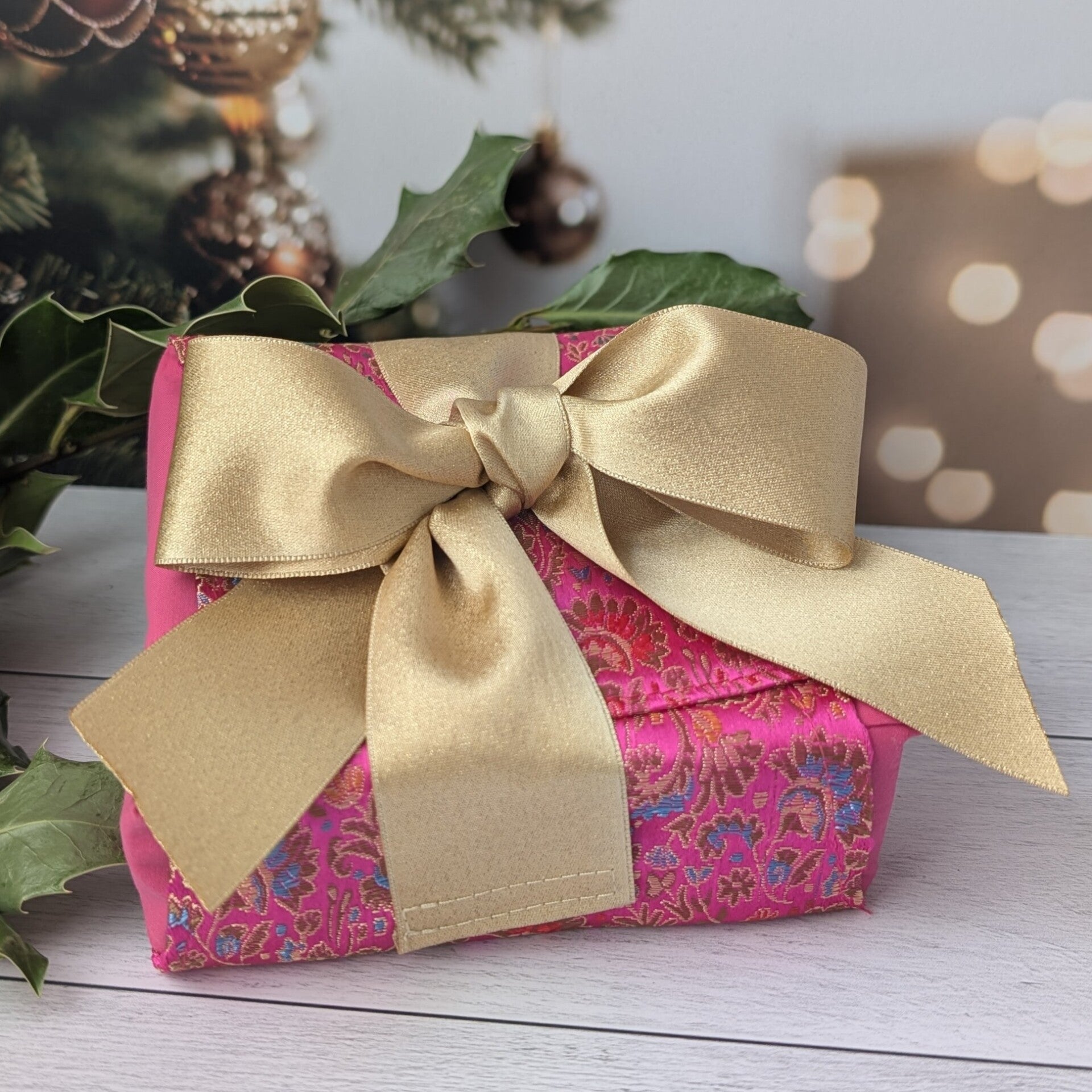Boite-cadeau-tissu-avec-ruban-satin-Tiscado-Fushia