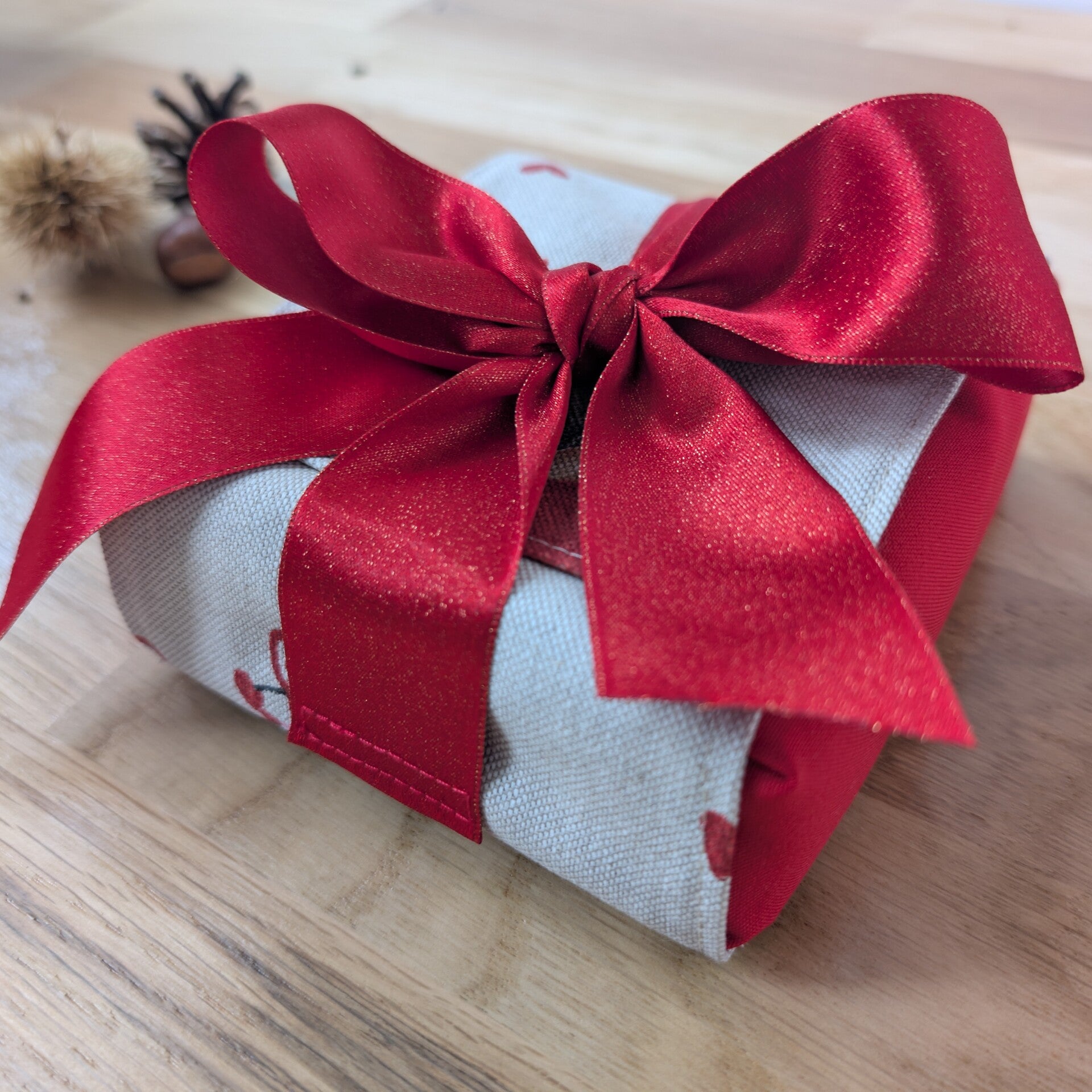 paquet cadeau en tissu avec ruban lutin d'amour