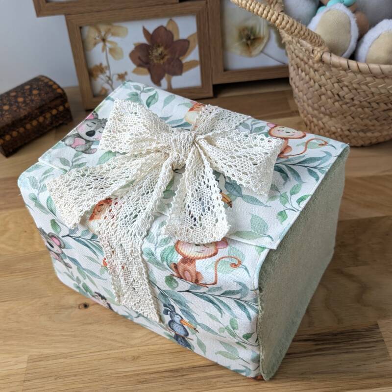 paquet cadeau naissance pour baby shower en tissu et ruban c=dentelle - Koa Tiscado
