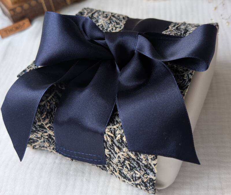 emballage cadeau original en tissu avec ruban et carton fourni