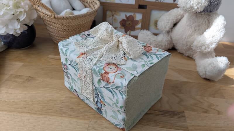Emballage cadeau naissance en tissu avec ruban dentelle 