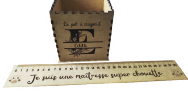 Pot à crayon et règle