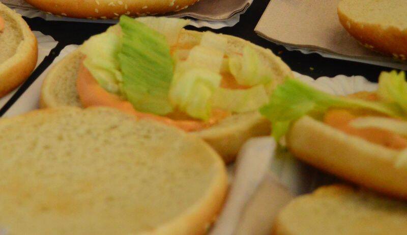 Ein Bild von unseren ersten Burgern, noch halb fertig bei unserem ersten Catering im Jahr 2023,beim Festival "Sommerbar" in Schruns, welches vom Verein Illitz organisiert worden war.