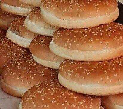 Pyramiede von Burger Buns in einer Nahaufnahme