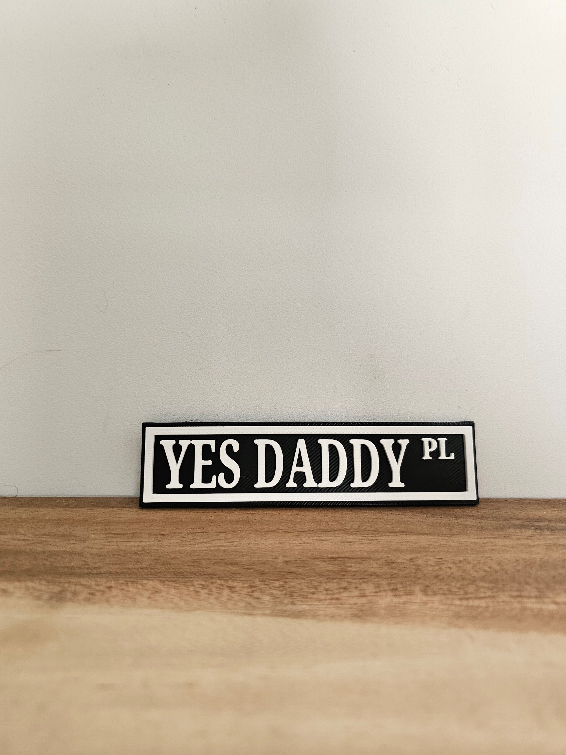 Bookshelf sign - Yes Daddy
