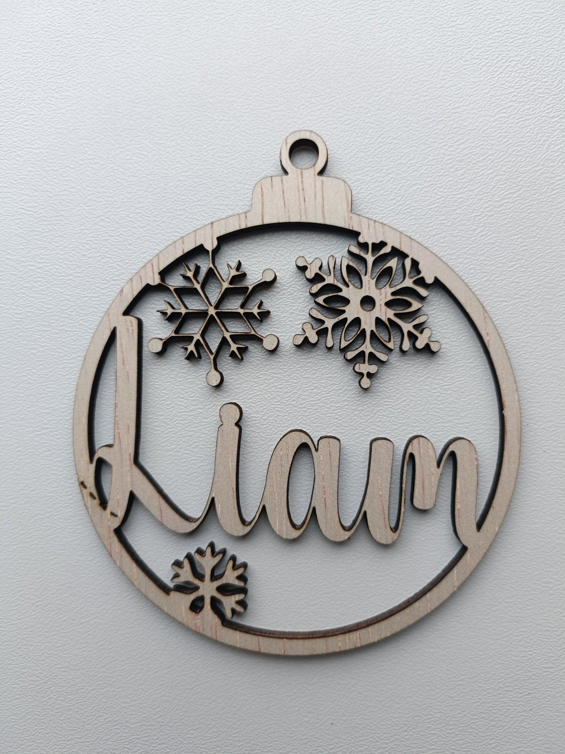 Kersthanger met naam en sneeuwsterren