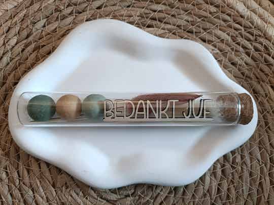 Glazen buisje met 3 Blossombs voor juf of meester.