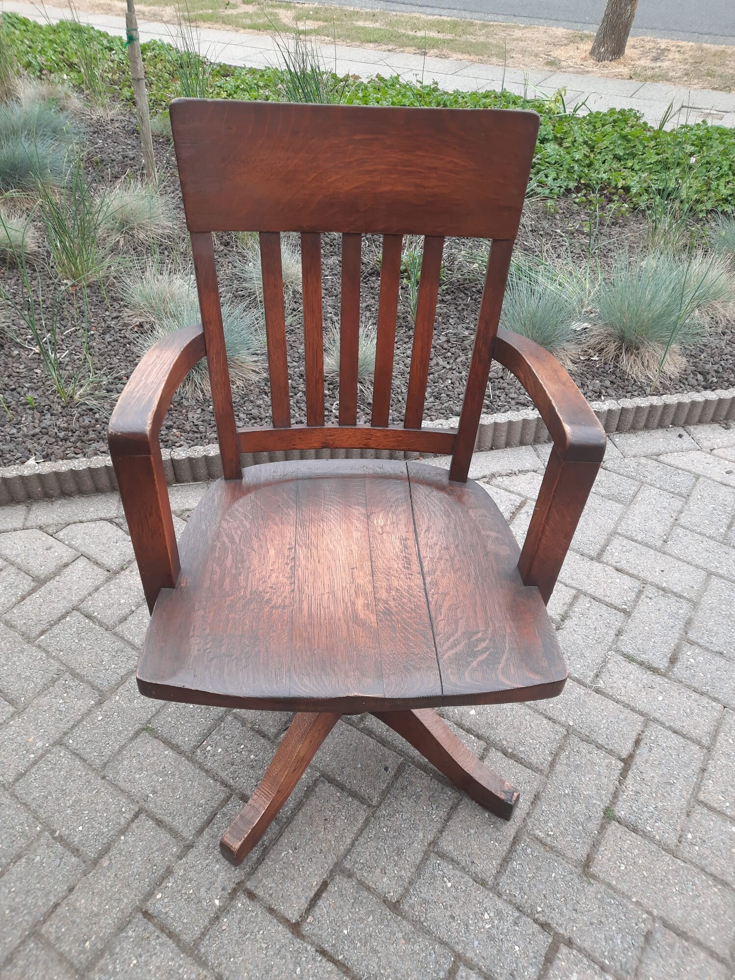 Oude Amerikaanse koloniale bureaustoel. (Chicago)