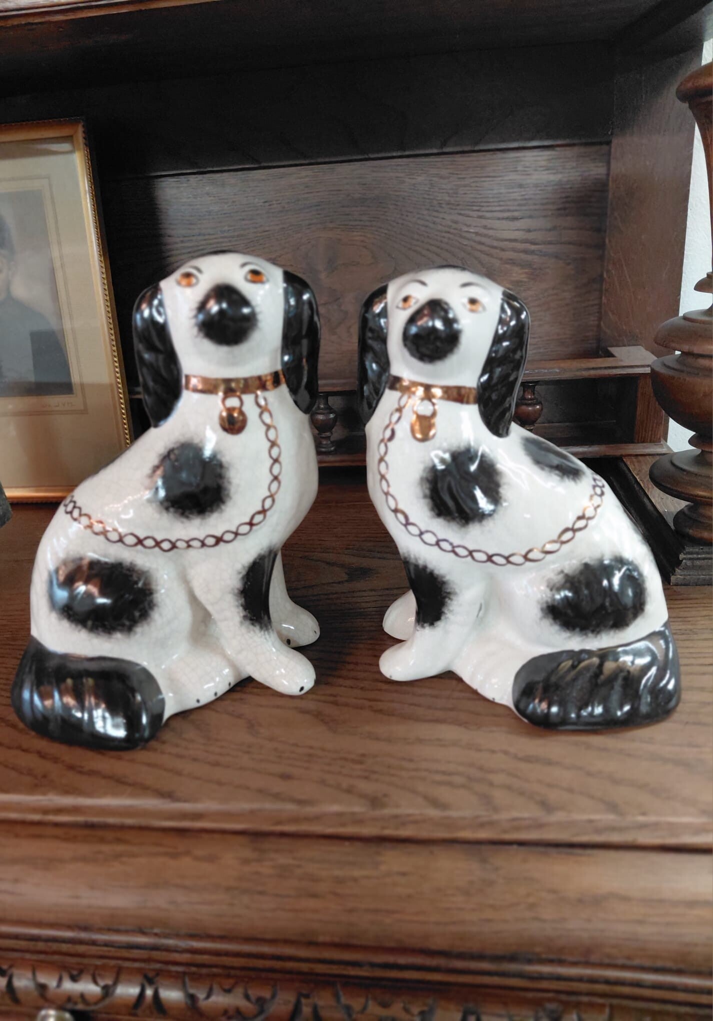 Koppel wit/zwarte Engelse Staffordshire King Charles Spaniel hond sculpturen