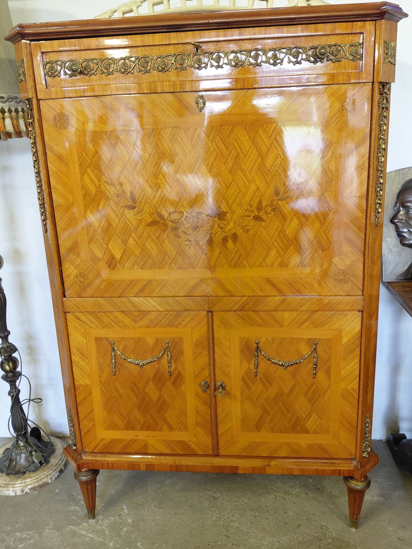 Franse secretaire of drankkast met inlegwerk en koper.