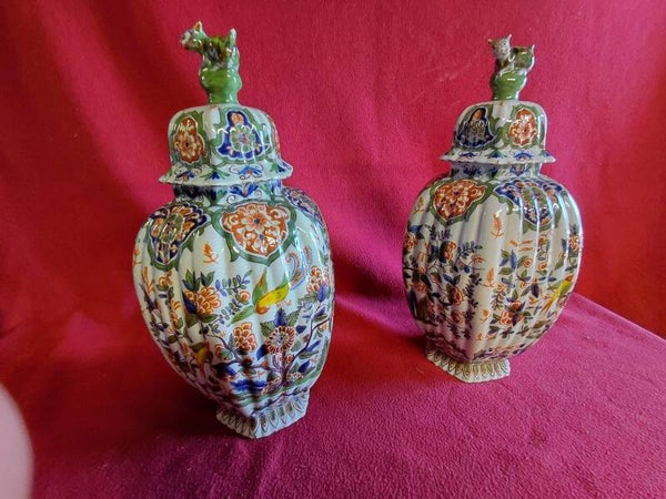 Twee antieke Franse aardewerken dekselvazen