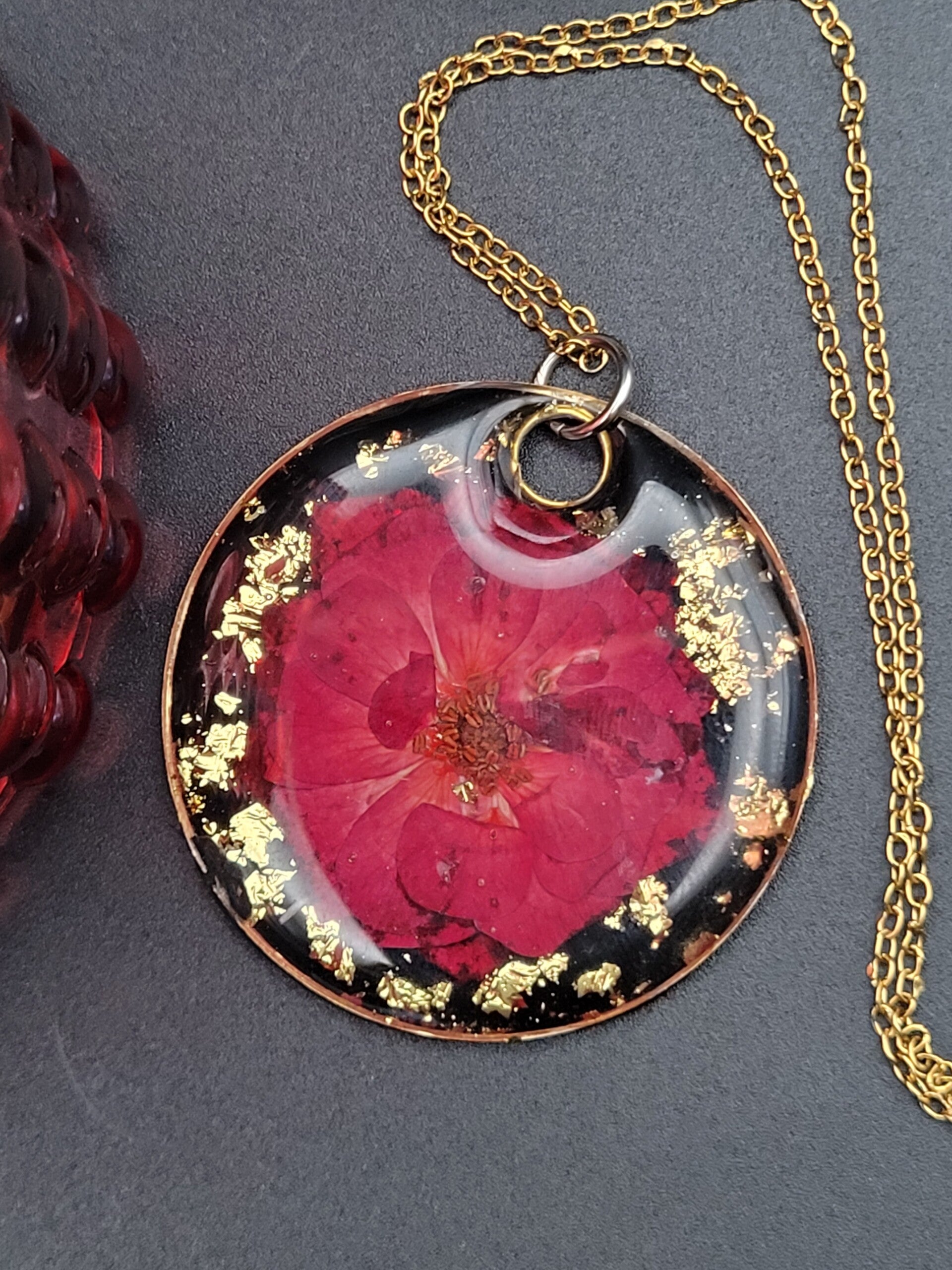 Pendentif Résine Fleur Séchée Rouge et Feuille d'Or
