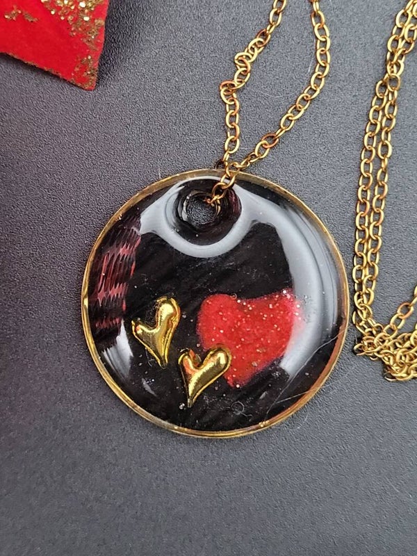 Collier Pendentif Cœur Rouge Pailleté et Cœurs Dorés